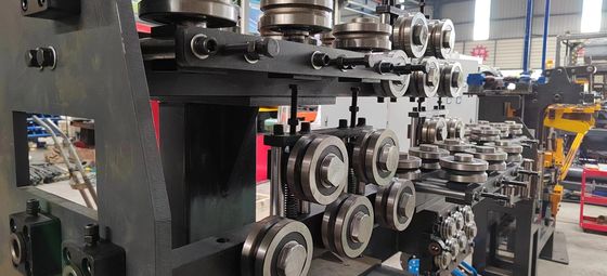 18000KG ट्रस गहराई 70-270mm के लिए स्वचालित वर्ग ट्यूब वेल्डिंग मशीन